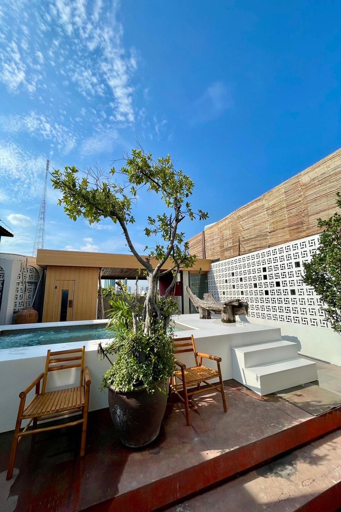 Blu Cabin Ari Stylish Gay Poshtel Bangkok Exterior photo