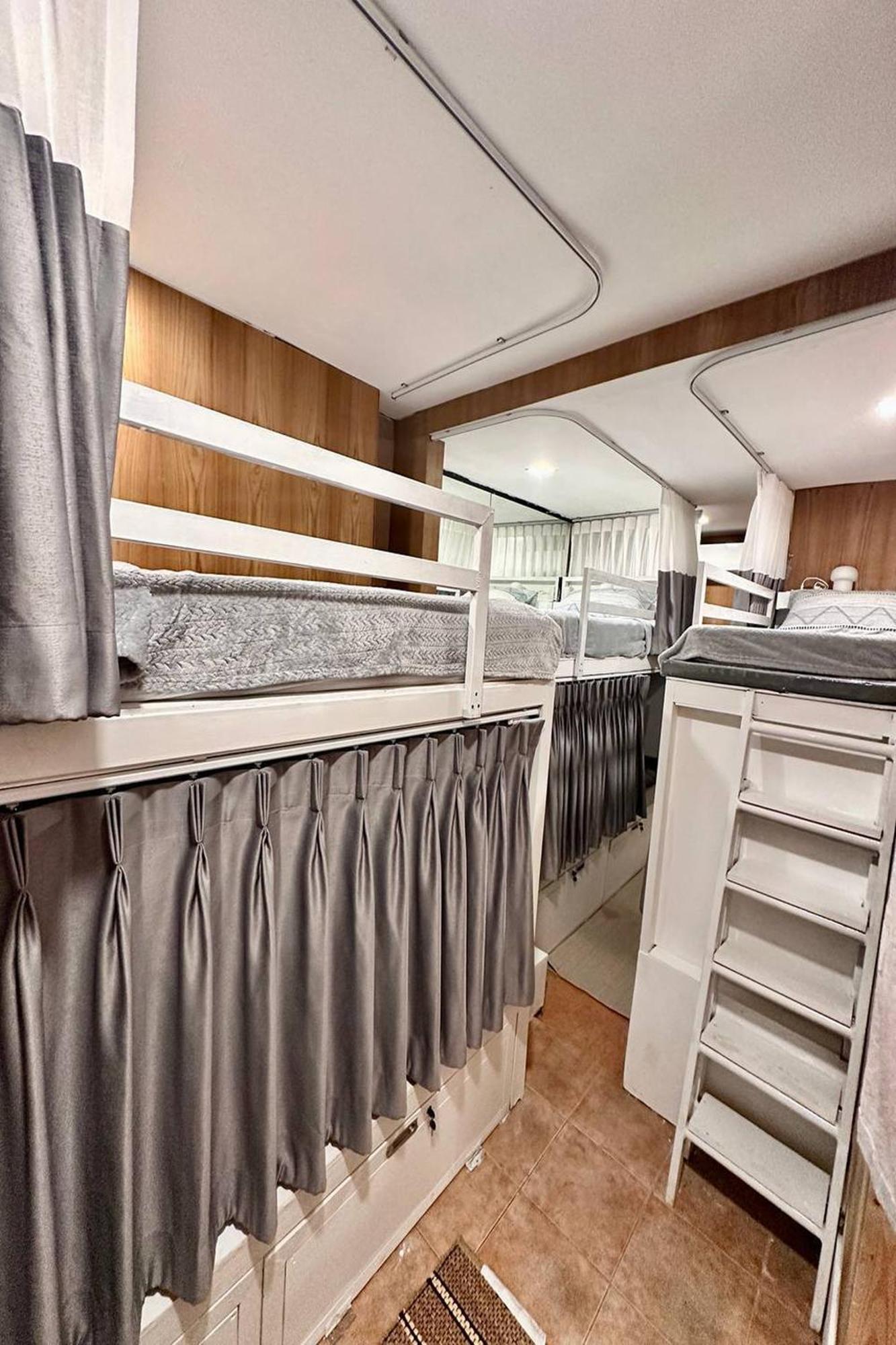 Blu Cabin Ari Stylish Gay Poshtel Bangkok Exterior photo